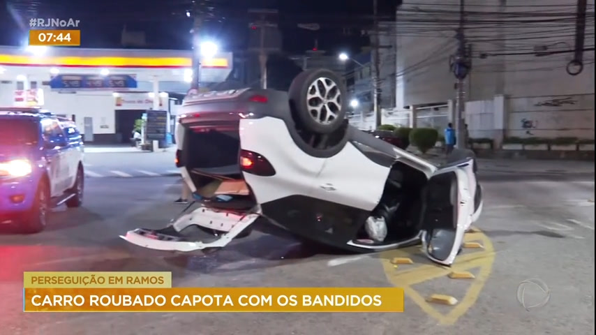 Vídeo: Carro roubado capota com bandidos durante perseguição na zona norte do Rio
