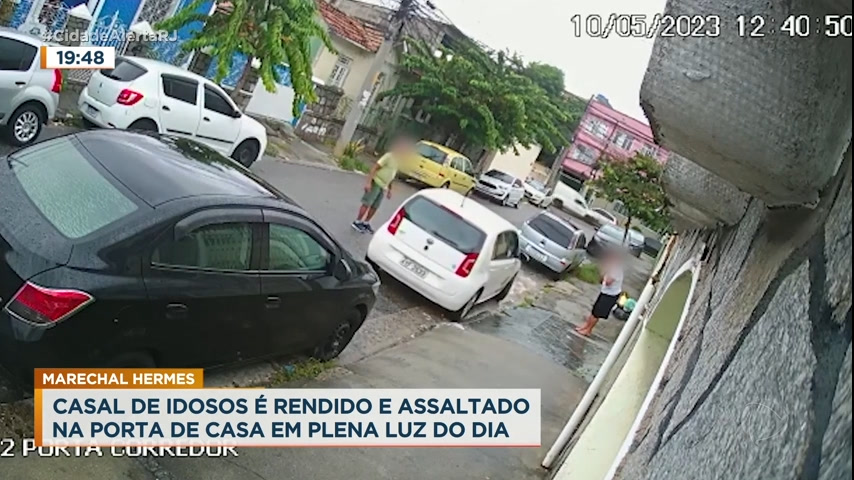 Vídeo: Casal de idosos é assaltado em frente a porta de casa na zona norte do Rio