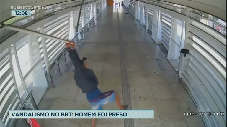 Vídeo: Suspeito de vandalizar estação do BRT é preso no Rio