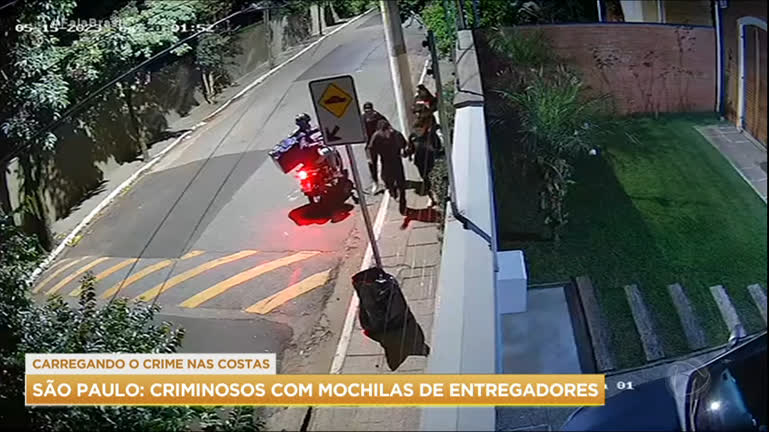 Vídeo: Criminosos usam mochilas de entregadores de comida para roubar