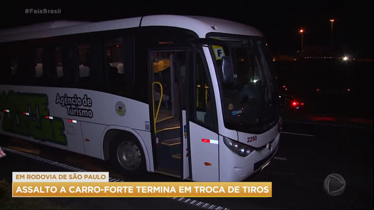 Vídeo: Criminosos explodem carro-forte e obrigam ônibus a fechar rodovia em SP