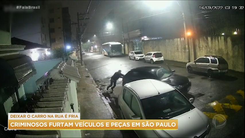 Vídeo: Criminosos roubam carros, baterias e pneus em São Paulo
