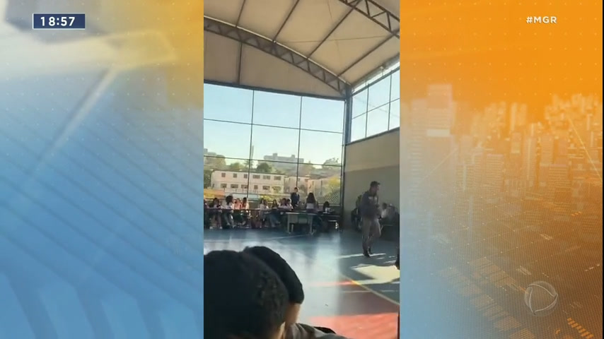 Vídeo: Estudantes assistem aulas em quadra de esportes após interdição de prédio com rachaduras