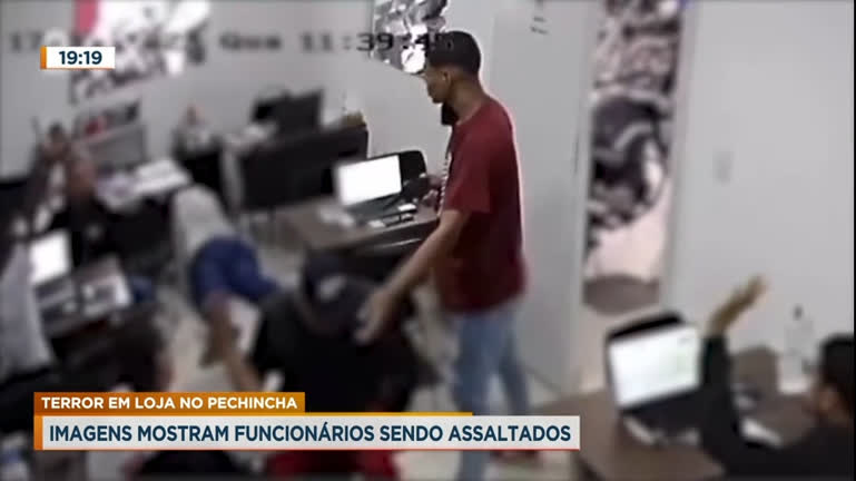 Vídeo: Dois homens assaltam loja de motos na zona oeste do Rio