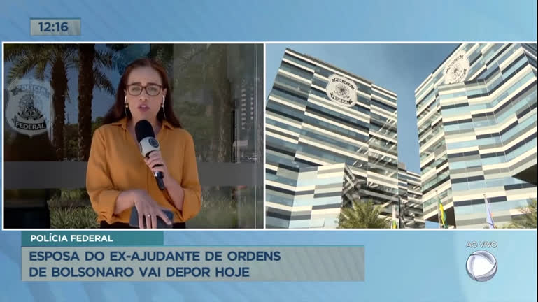 Vídeo: Esposa do ex-ajudante de ordens de Bolsonaro, depõe à PF nesta sexta (19)