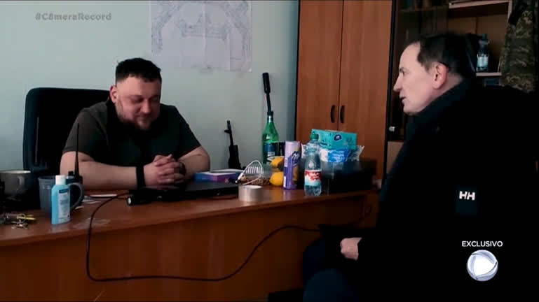 Vídeo: Roberto Cabrini conversa com um dos comandantes do exército ucraniano