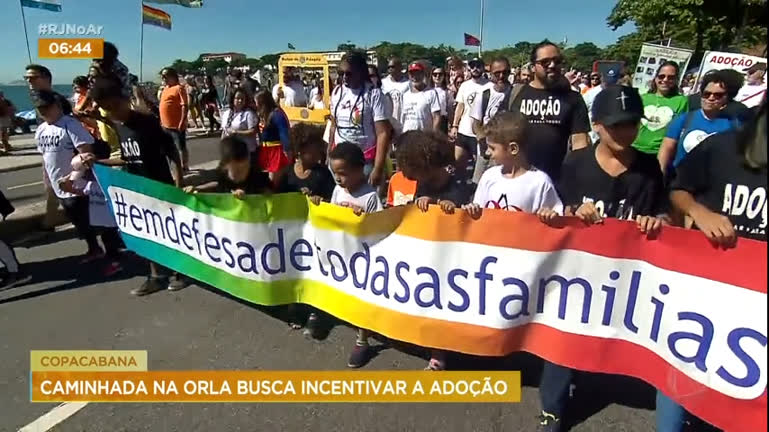 Vídeo: Caminhada para incentivar a adoção reúne centenas de pessoas em Copacabana