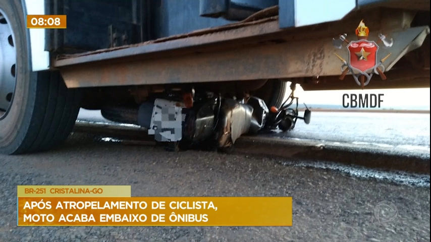 Vídeo: Moto vai parar embaixo de ônibus após atropelamento de ciclista no Entorno do DF