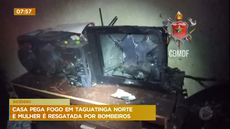 Vídeo: Casa pega fogo em Taguatinga (DF) e mulher é resgatada por bombeiros