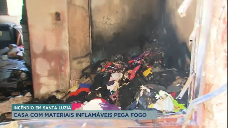 Vídeo: Casa com materiais inflamáveis pega fogo em Santa Luzia (MG)