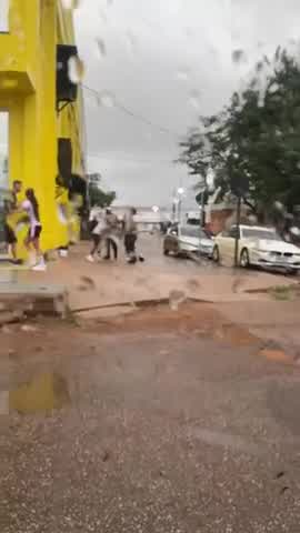 Vídeo: Veja momento em que agente de trânsito é espancado por multar motorista em Rondônia