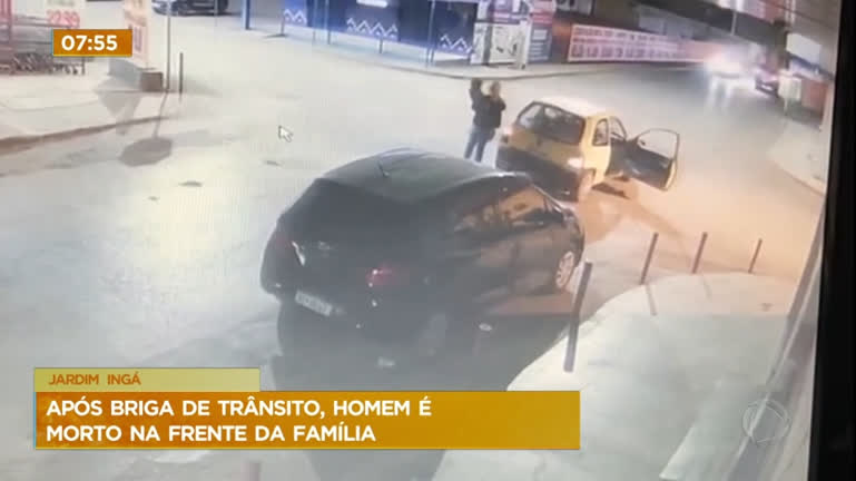 Vídeo: Após briga de trânsito, homem é morto na frente da família