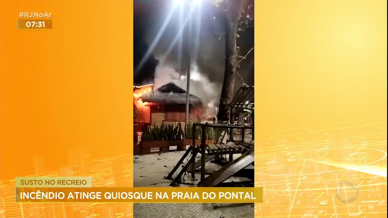 Vídeo: Curto-circuito causa incêndio em quiosque em praia da zona oeste do Rio