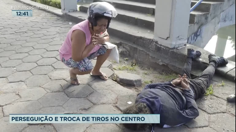 Vídeo: "Sai dessa vida", diz avó de homem preso que se jogou em canal após perseguição no centro do Rio
