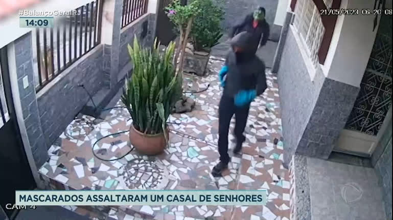 Vídeo: Suspeitos com máscaras de super-heróis invadem casa na Baixada Fluminense