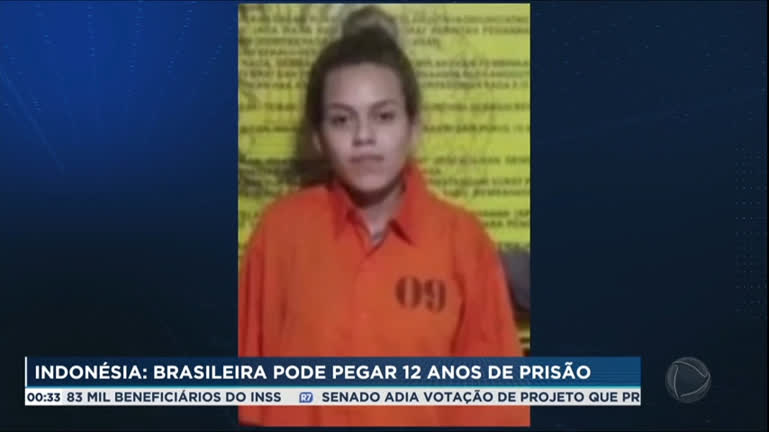 Vídeo: Brasileira presa na Indonésia por transporte de cocaína poderá pegar 12 anos de prisão