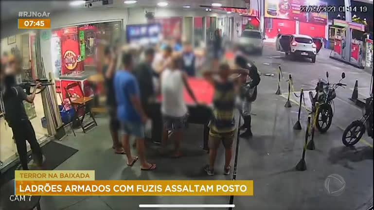 Vídeo: Ladrões assaltam posto de gasolina armados com fuzis na Baixada Fluminense