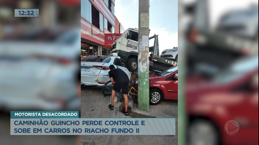 Vídeo: Caminhão guincho perde controle e atinge carros em estacionamento no Riacho Fundo (DF)