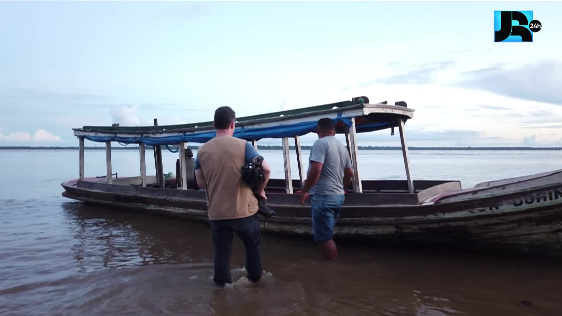 Vídeo: A equipe do Jornal da Record mostra a beleza do encontro das águas, no Rio Amazonas