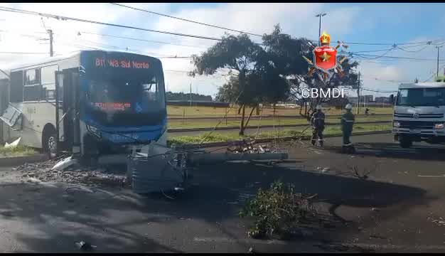 Vídeo: Vídeo: motorista tem convulsão e bate ônibus em poste de alta tensão em Brasília