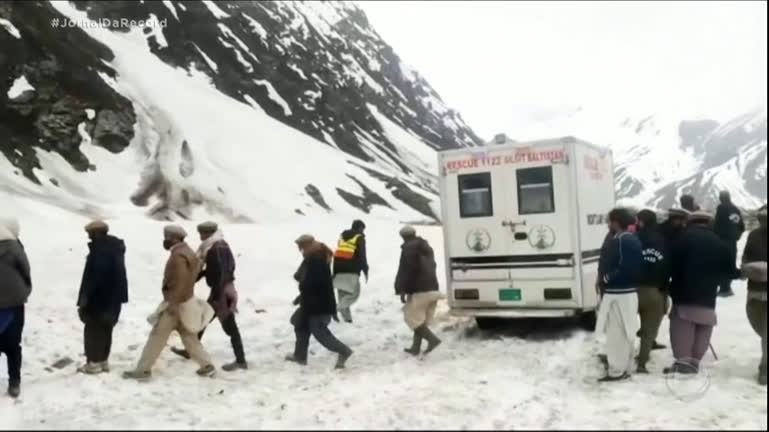Vídeo: Minuto JR : Avalanche atinge tribo nômade que fazia travessia de área montanhosa no Paquistão