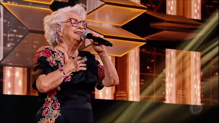 Vídeo: Carismática, participante de 84 anos emociona os 100 jurados
