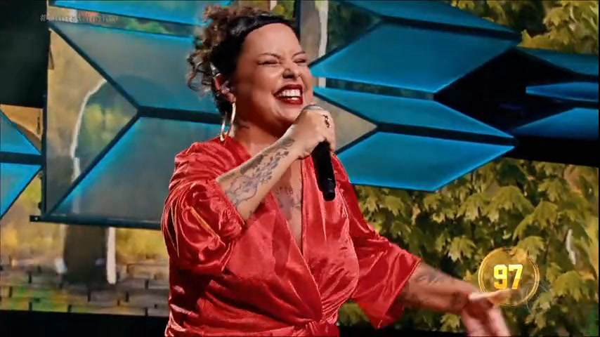 Vídeo: Monna aposta em samba e anima 97 jurados