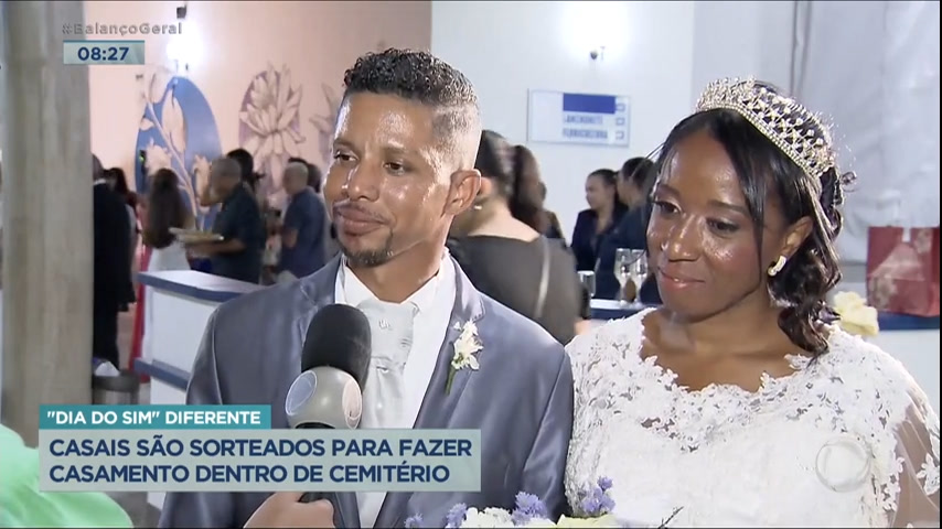 Vídeo: Casais são sorteados para celebrar matrimônio em um cemitério