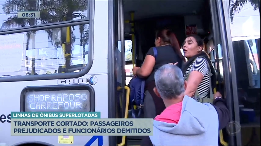 Vídeo: Usuários de ônibus reclamam de linhas cortadas e superlotação na Grande SP
