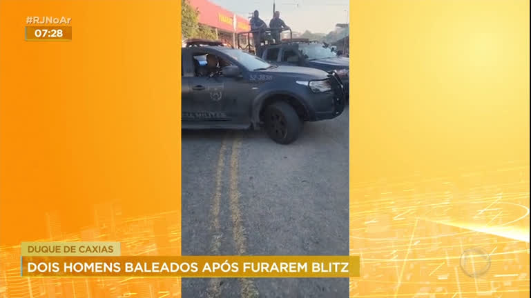 Vídeo: Dois homens são baleados depois de furarem blitz na Baixada Fluminense