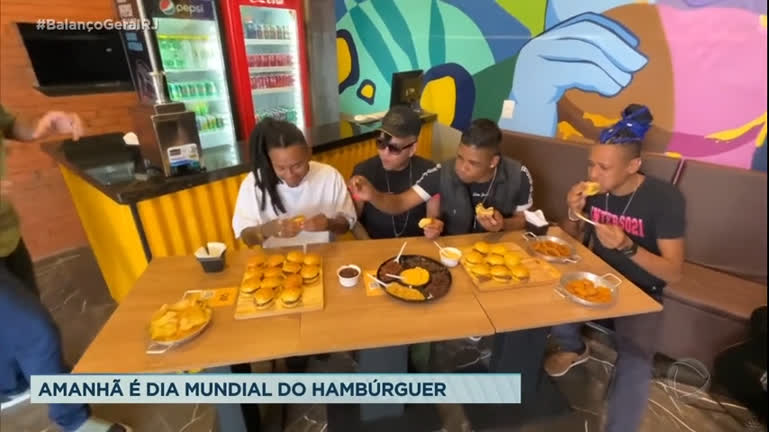 Vídeo: Sambistas e pagodeiros participam de desafio no Dia Mundial do Hambúrguer
