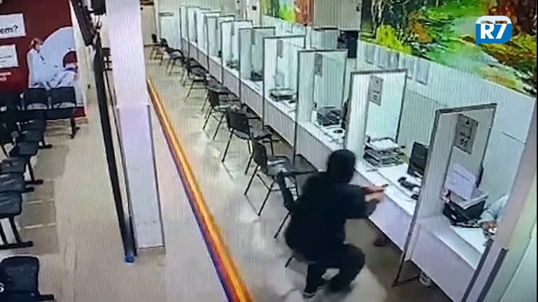 Vídeo: Homem invade hospital e atira contra ex-companheira; veja vídeo