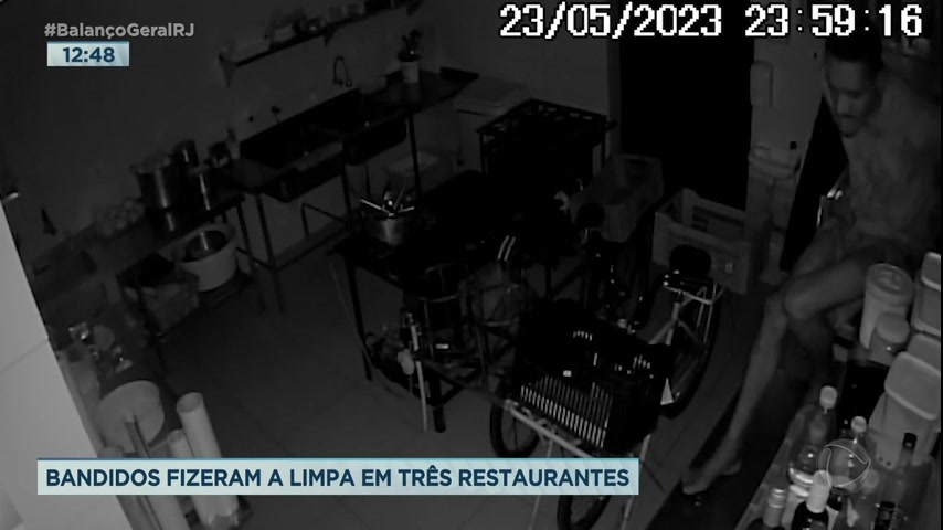 Vídeo: Bandidos furtam três restaurantes numa mesma rua na zona norte do Rio