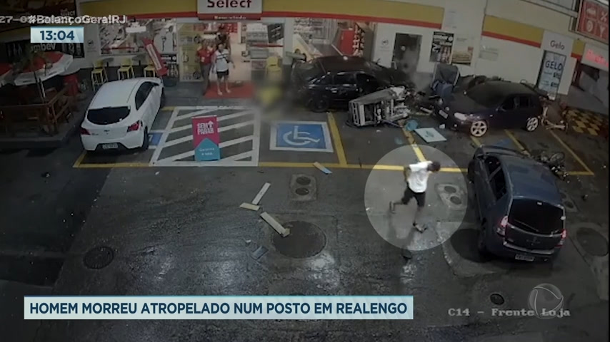 Vídeo: Carro em alta velocidade invade posto de gasolina e atropela três pessoas no Rio