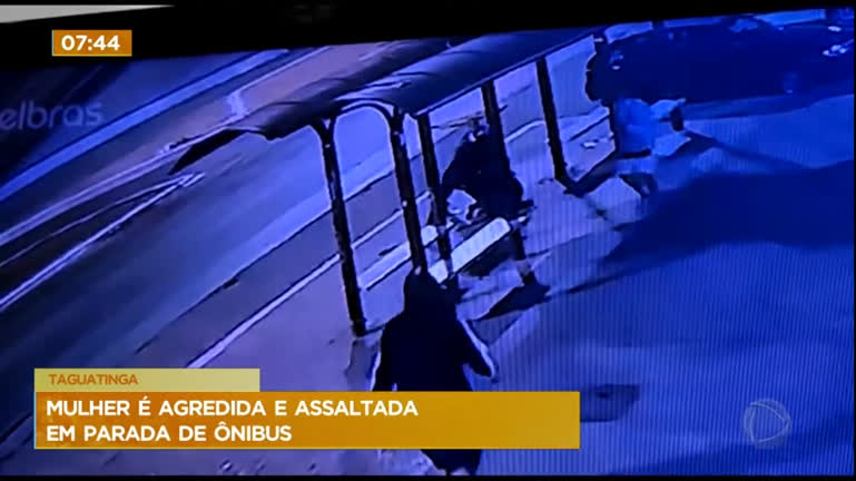 Vídeo: Vídeo: mulher é agredida e roubada em parada de ônibus em Taguatinga (DF)