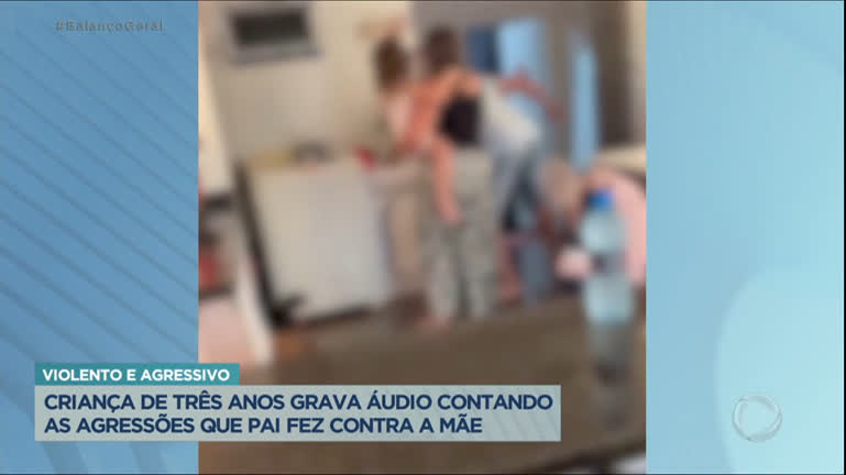 Vídeo: Homem agride esposa com criança de 3 anos no colo