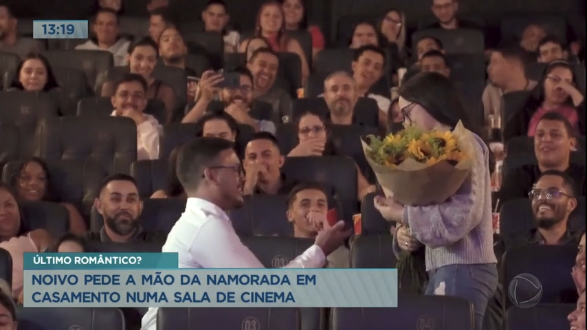 Vídeo: Homem pede mão da namorada em casamento dentro de sala de cinema