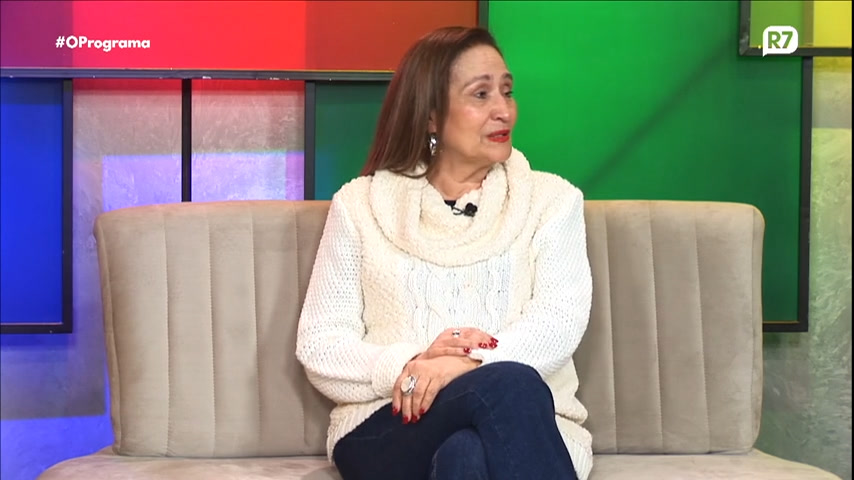 Vídeo: "Se eu começar a escrever, eu vou chorar o tempo todo", diz Sonia Abrão sobre morte de Chorão