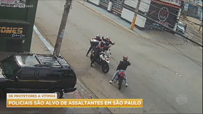 Vídeo: Criminosos roubam moto de casal de policiais de folga
