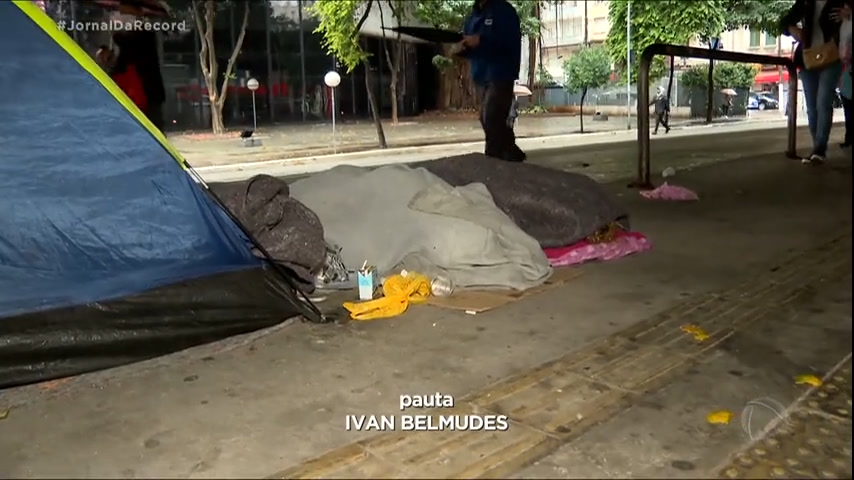 Vídeo: Nas madrugadas geladas de SP, moradores de rua contam com a sorte para conseguir vagas em abrigos