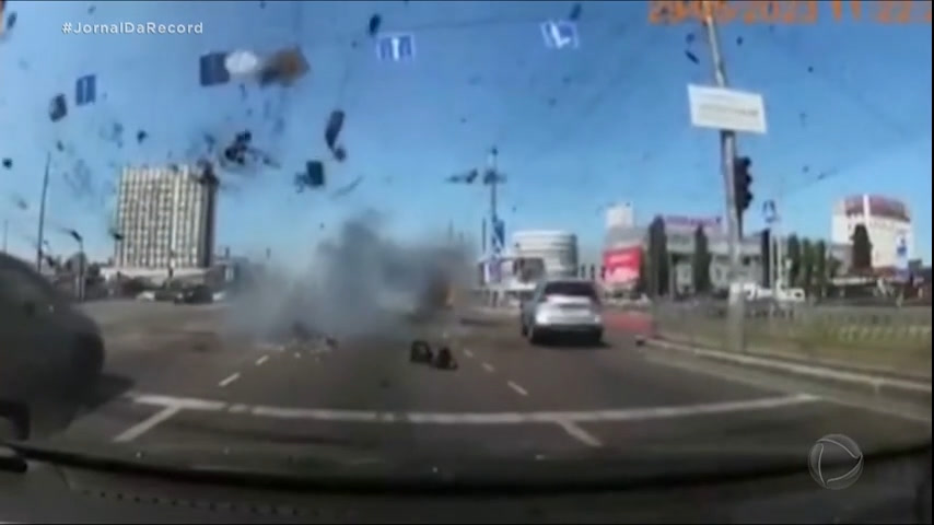Vídeo: Imagem registra queda de míssil entre carros na Ucrânia