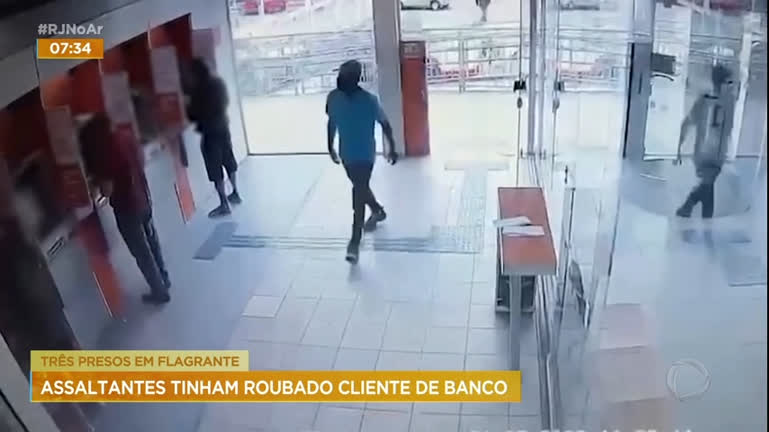 Vídeo: Assaltantes são presos após roubo de R$ 15 mil de cliente em banco no RJ