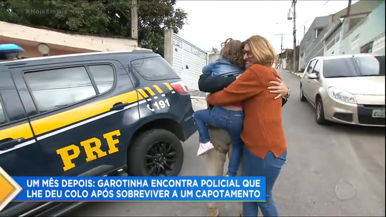 Vídeo: Avó e neta reencontram policial que trabalhou no resgate das duas após acidente