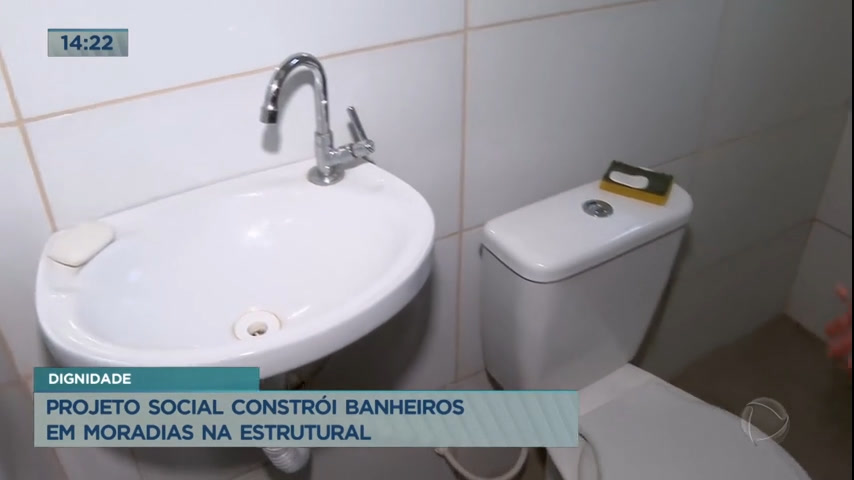Vídeo: Projeto social constrói banheiros em moradias na Estrutural