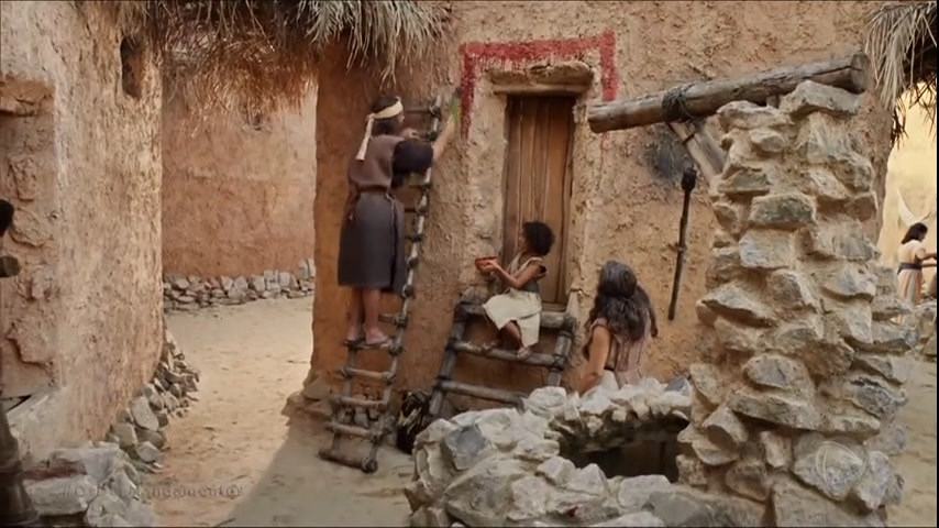 Vídeo: Hebreus passam sangue de cordeiro nos umbrais das portas | Os Dez Mandamentos