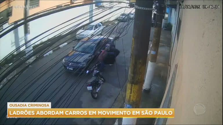 Vídeo: Vídeos mostram ladrões abordando carros em movimento em SP