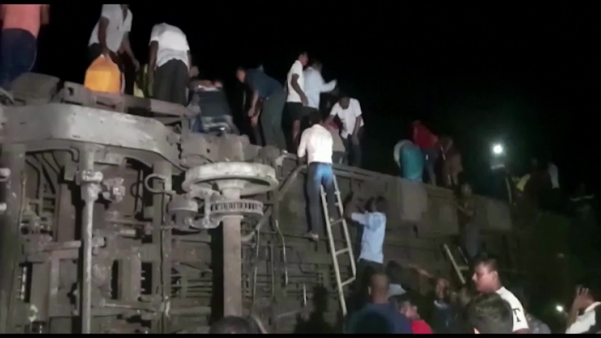 Vídeo: Veja as primeiras imagens do resgate às vítimas do acidente de trem na Índia