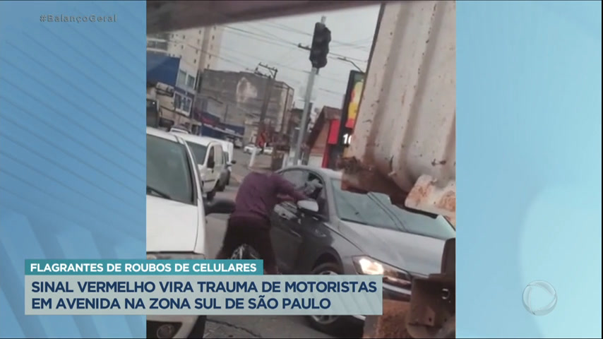 Vídeo: Criminosos aproveitam sinal vermelho para assaltar motoristas em São Paulo