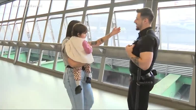 Vídeo: JR promove encontro entre mulher e segurança do metrô que a ajudou em parto