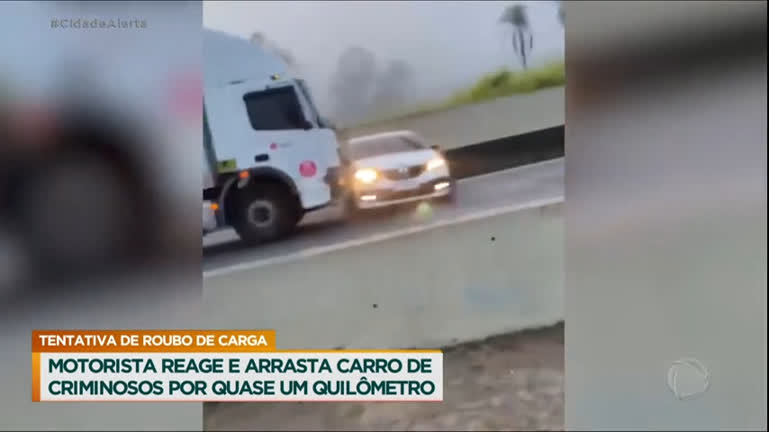 Vídeo: Motorista de caminhão arrasta carro de suspeitos por quase 1 km na rodovia Anhanguera